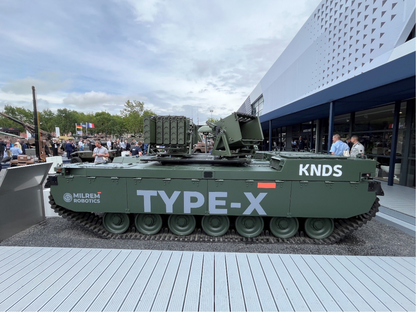 Das Fahrzeug unter dem Auswurfsystem von DND ist das KNDS UGV Type-X mit Fahrgestell von Milrem Robotics. Für das System Mine und Werfer ist DND verantwortlich. Dieses kann flexibel auf unterschiedlichsten Fahrzeugen genutzt werden. (Foto: AF)