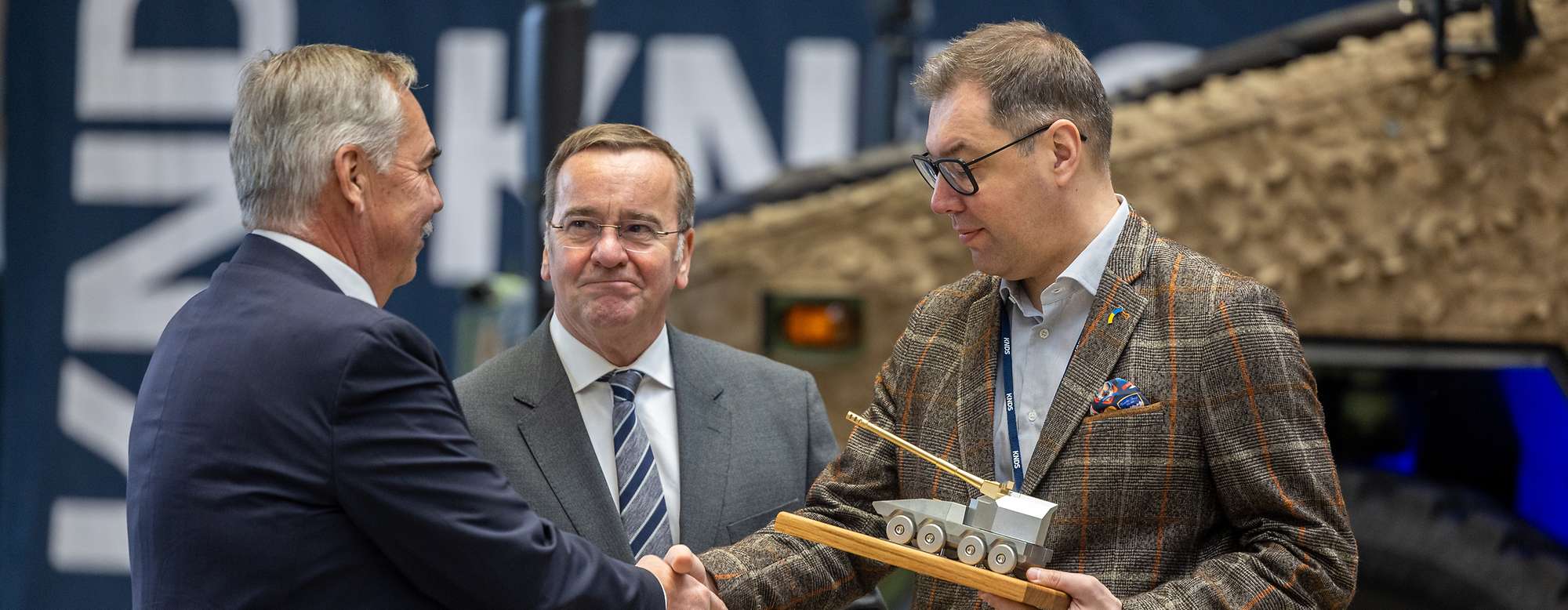 Symbolische Übergabe in Kassel: Verteidigungsminister Boris Pistorius (m.) übergibt die erste RCH 155 an den ukrainischen Botschafter in Deutschland, Oleksii Makeiev.