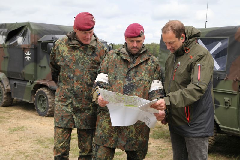 Schon lange in Kontakt mit der Truppe: Henning Otte MdB (r.) mit den damaligen Oberstleutnant Olav Hinkelmann (Kommandeur des Fallschirmjägerbataillons 373 aus Seedorf) und Brigadegeneral Rainer Zudrop (stellv. Kommandeur der Division Schnelle Kräfte) bei einer Übung in Norwegen 2014.