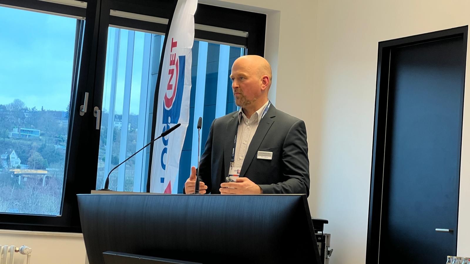 Eric Häfner, Produktverantwortlicher LogDB und dWzA, CONDOK GmbH, bei seinem Vortrag auf der LOG.NET 2025
